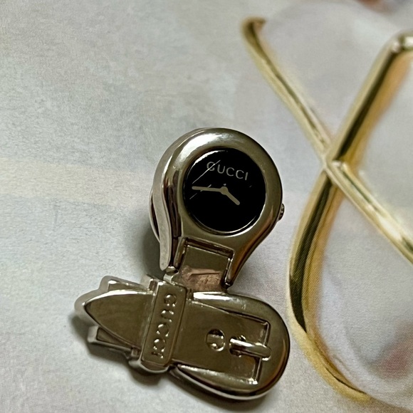 Gucci Silver pin or brooch with watch details. - Picture 7 of 10